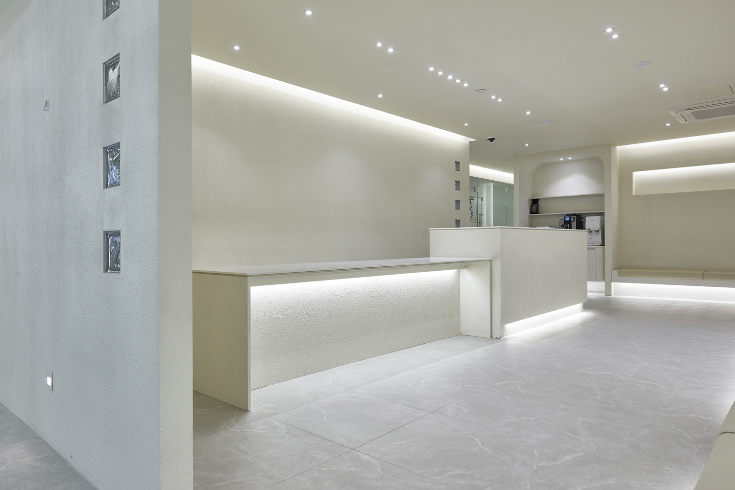 白色典雅，140 平米办公室与公寓的精致设计-2