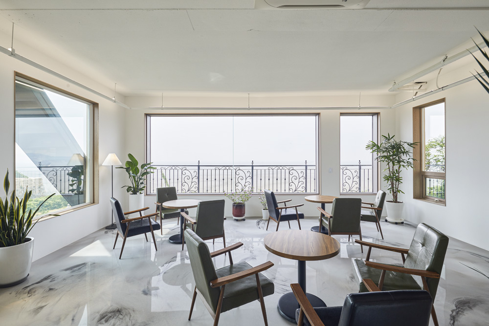 洛特里克咖啡馆 | 明亮的木质设计，展现极简魅力-13