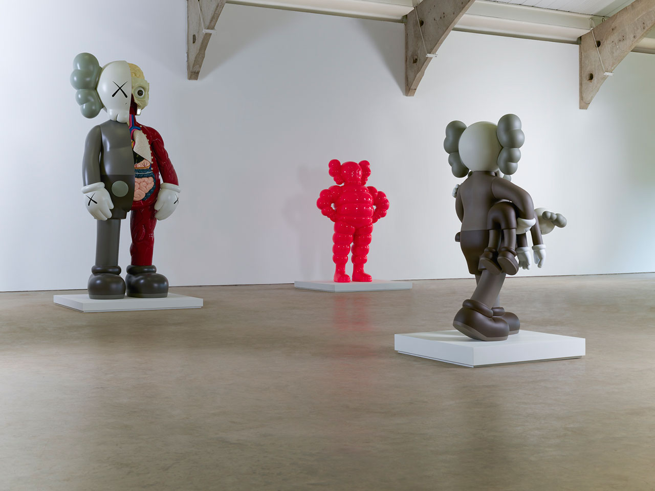 英国乡村巨型 KAWS 雕塑展-38