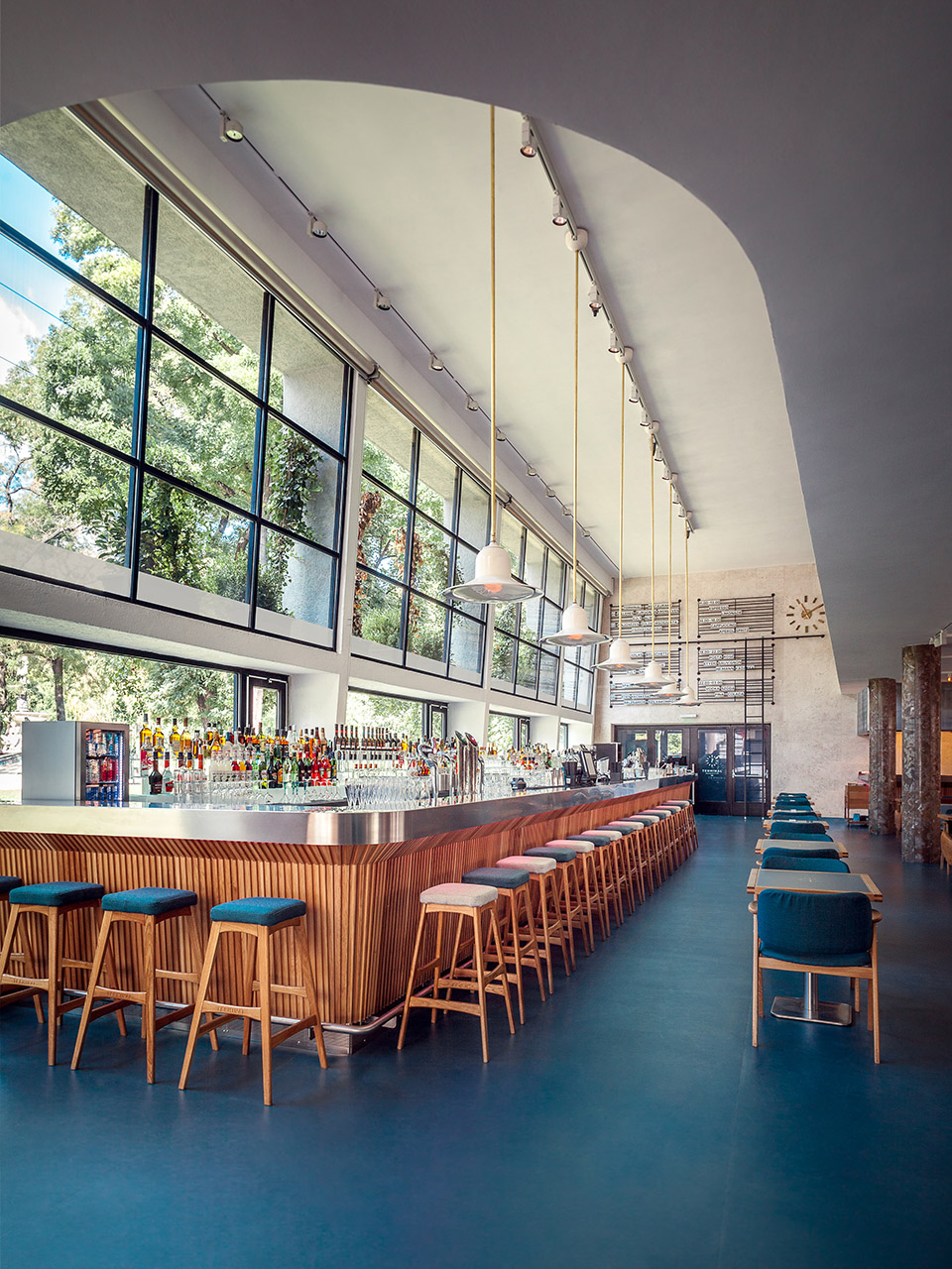 候车大厅内的酒吧餐厅,布达佩斯 / 81font-8