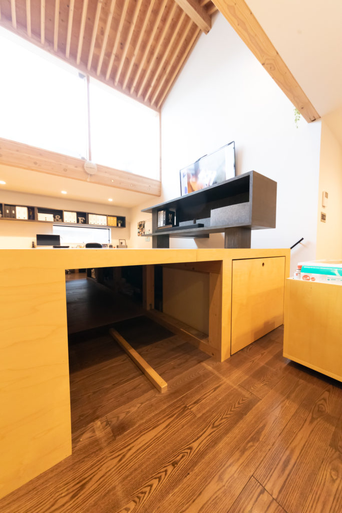 家族がほどよくつながる多目的な高床と空庭をもつ職住一体の住まい | Style of Life | 100%LiFE-6