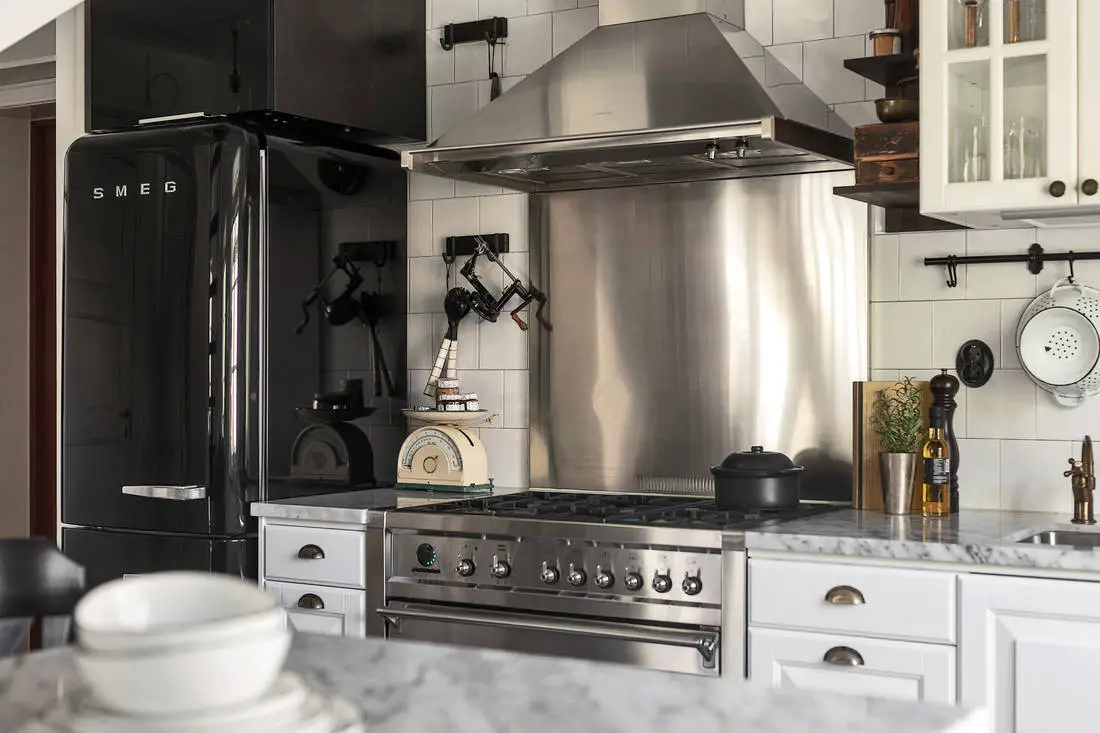 旧楼改造的灰色与白色中性 duplex-4