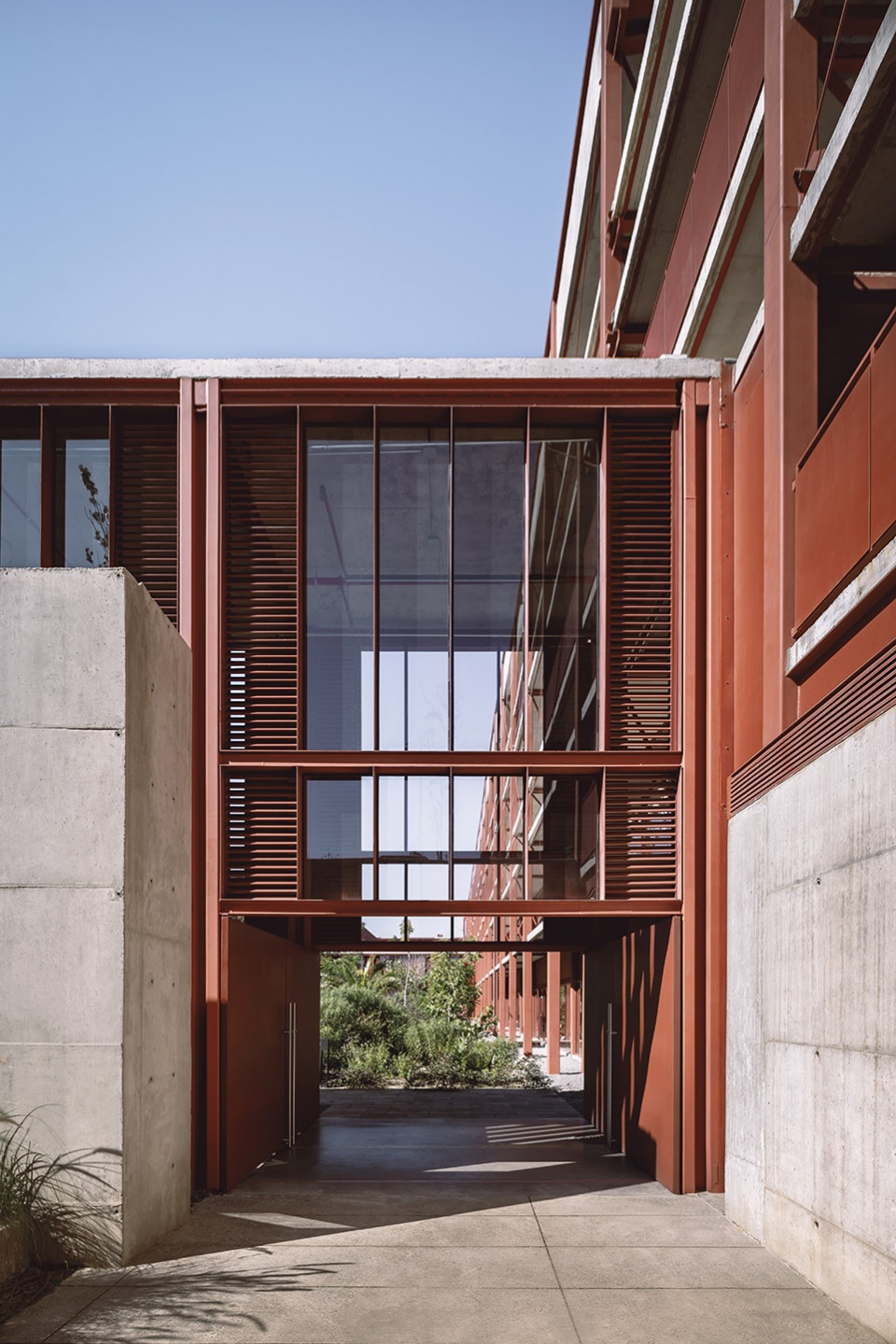 墨西哥 CBG 园区 | 钢筋混凝土与绿色花园的工业风范-11