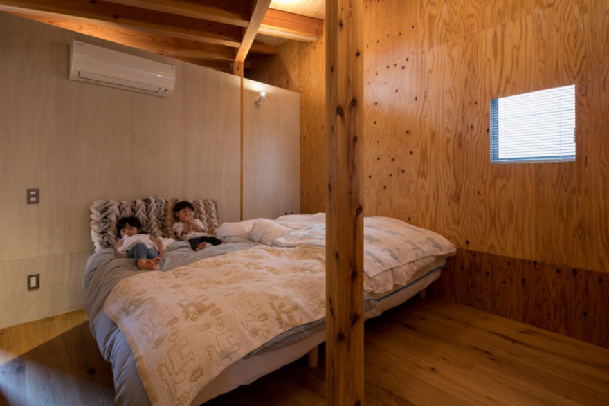 天井高5メートルの大開口斜めに架かった天井の棟木。シンプルかつ大胆なデザインの家 | Architecture | 100%LiFE-9