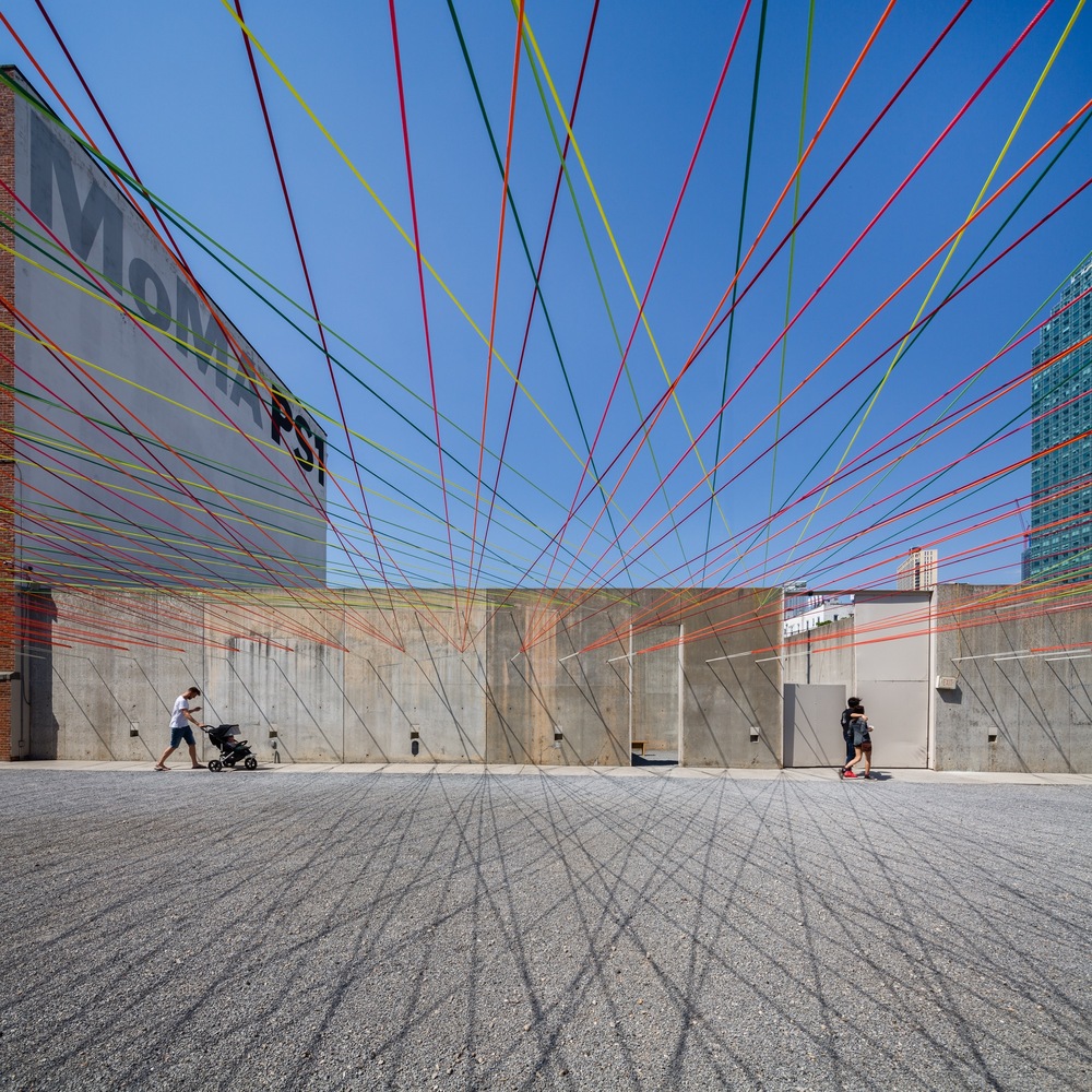 临时编织庭院·纽约 PS1 的彩色绳索云-29