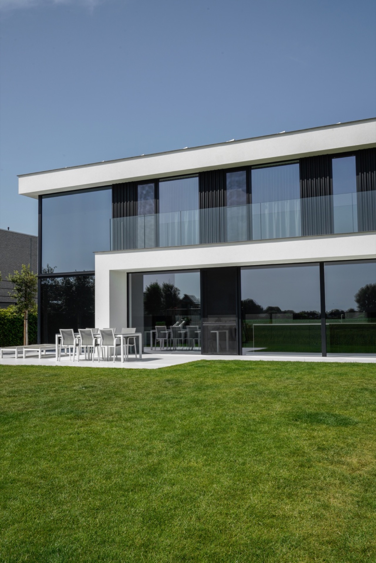 Ruime villa uitgevoerd in strakke, moderne crepi-13