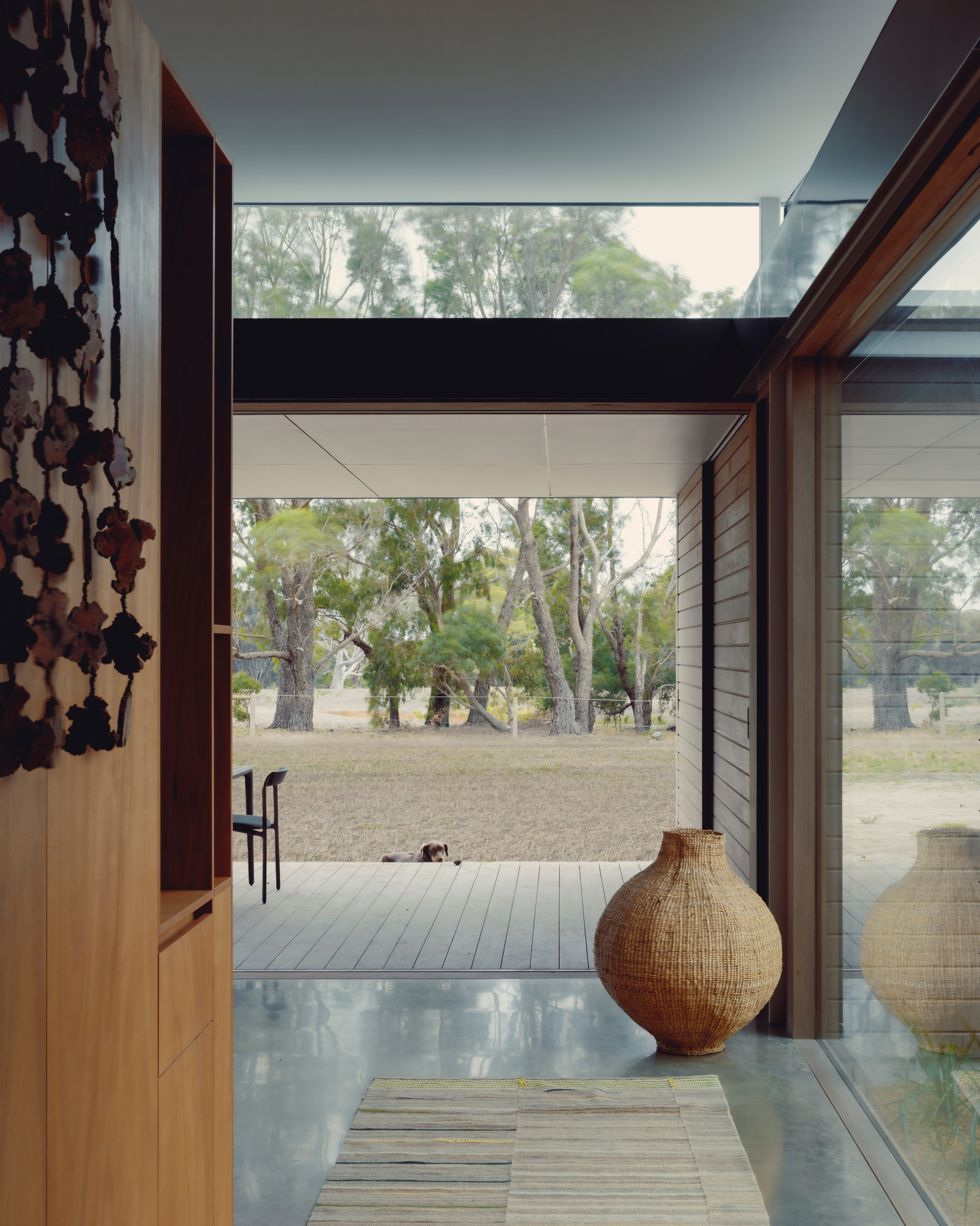 铁木树皮屋（注：Ironbark是一种澳大利亚的硬木，叫铁木树，这里推测可能是用铁木树皮建造的房屋） 丨澳大利亚丨Not All Architecture-29