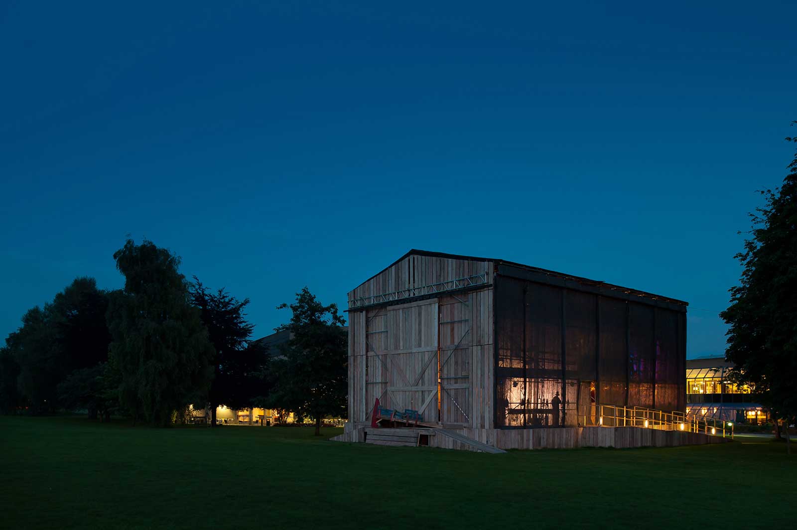 飞动剧场 组装

注：由于on the Fly 这种表达不太常规固定，飞动 是依据整体语境一种较合理的推测翻译，如果原文有其特定含义，此翻译可能需调整Assemble 结合剧院场景，一般是组装 这类动态相关的意思符合情况，若有更多背景信息，或许能更精准呈现 丨英国奇切斯特-12