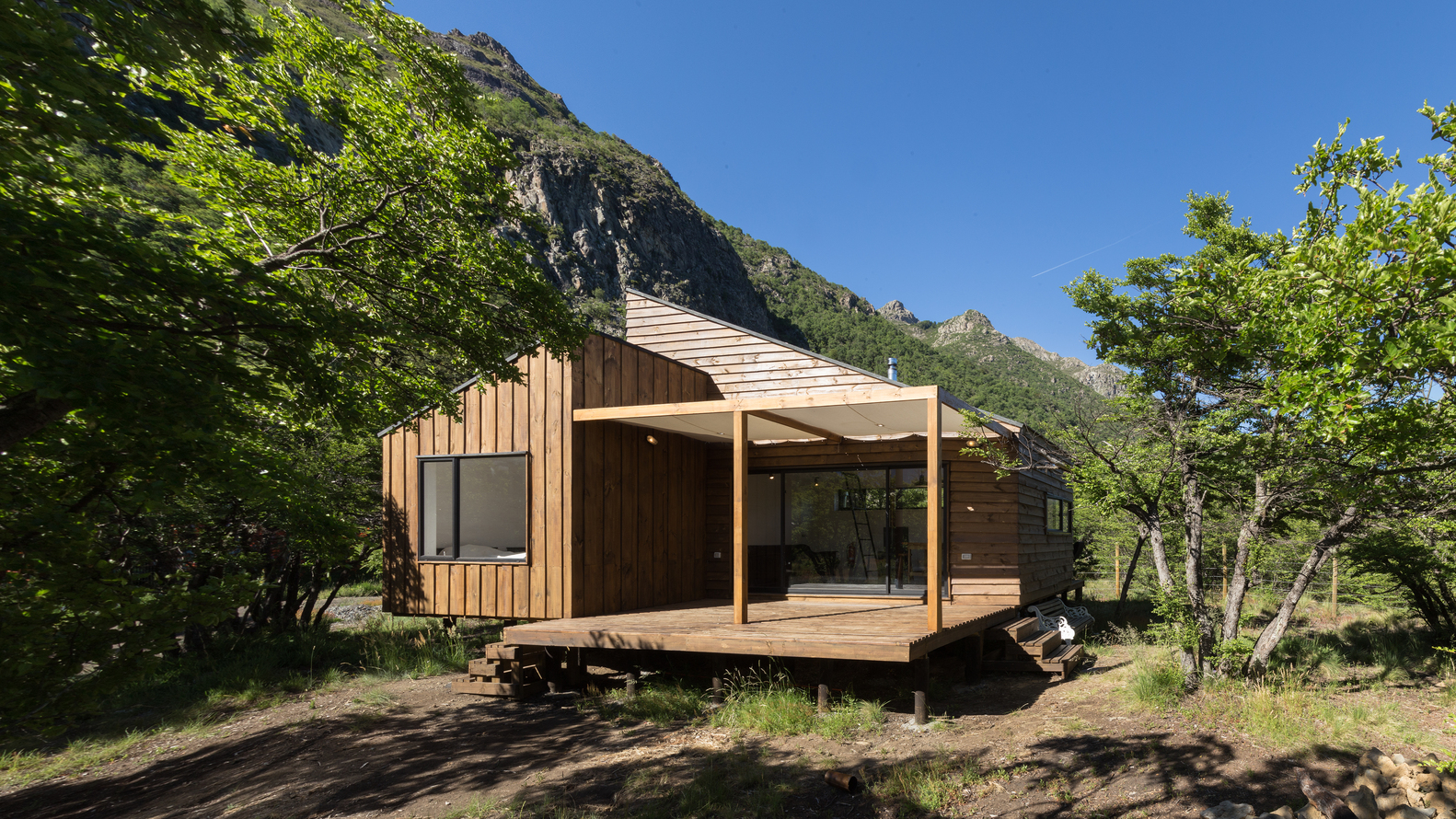 森林中的现代白色小屋-40