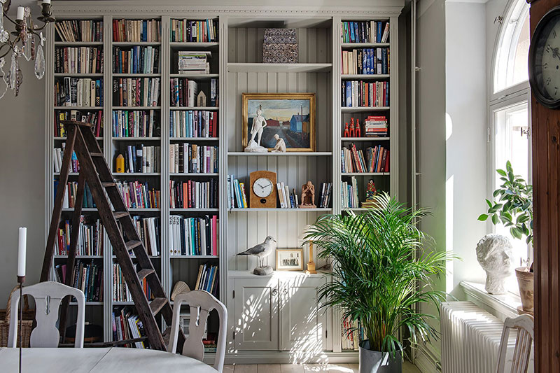 宽敞的厨房和餐厅里的图书馆:瑞典的大公寓-16