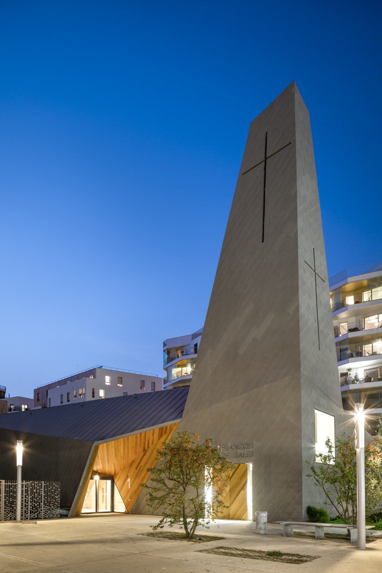 折叠 zinc 外壳中的宁静圣所——法国 Ensemble Pastoral Catholique 教堂设计-29