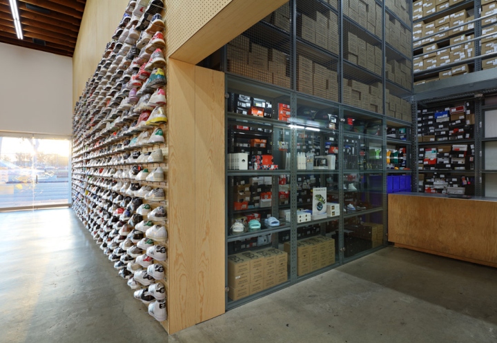 简约工业风打造洛杉矶潮鞋名店-23