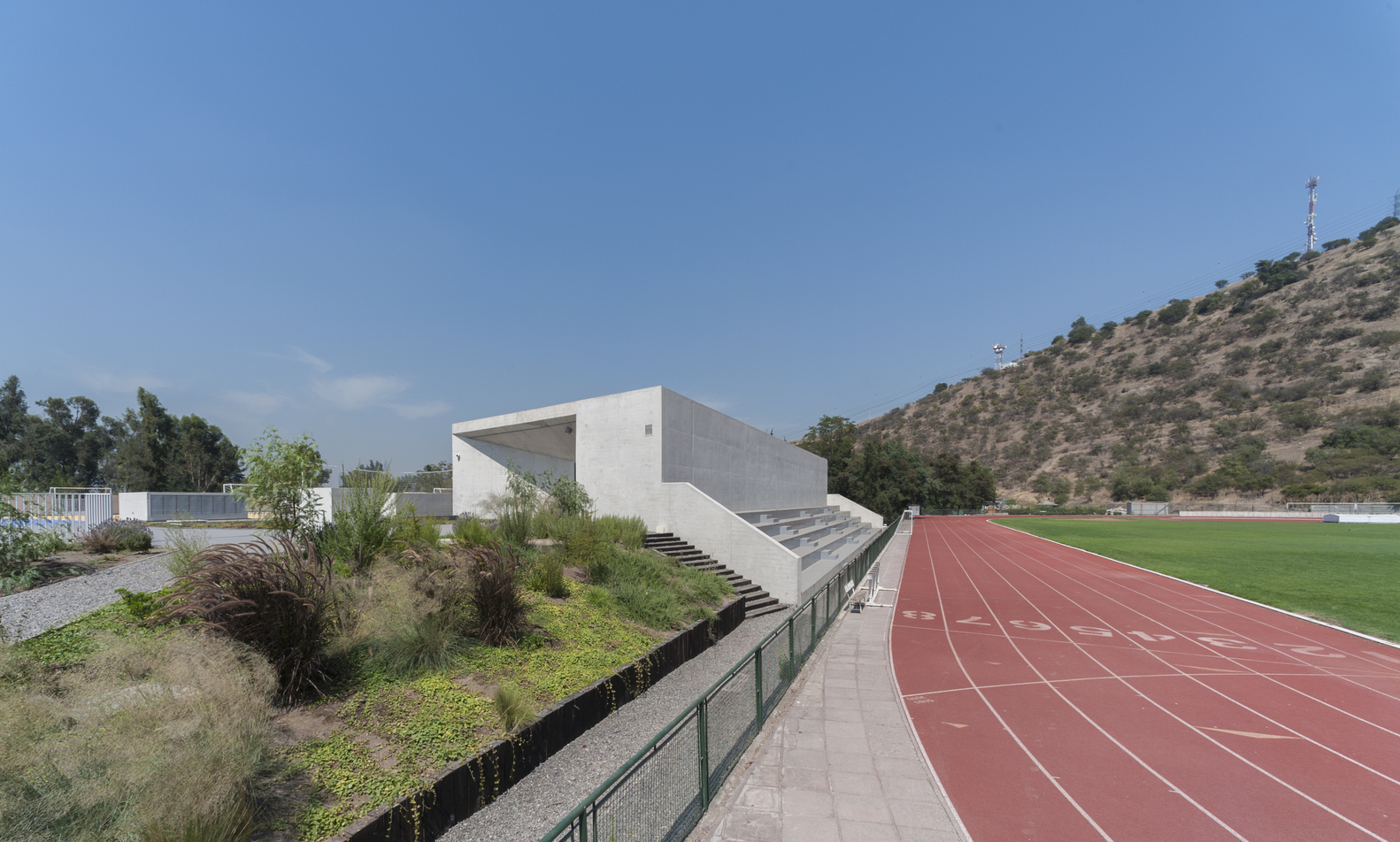 智利森林中的圣乔治学院体育馆-45