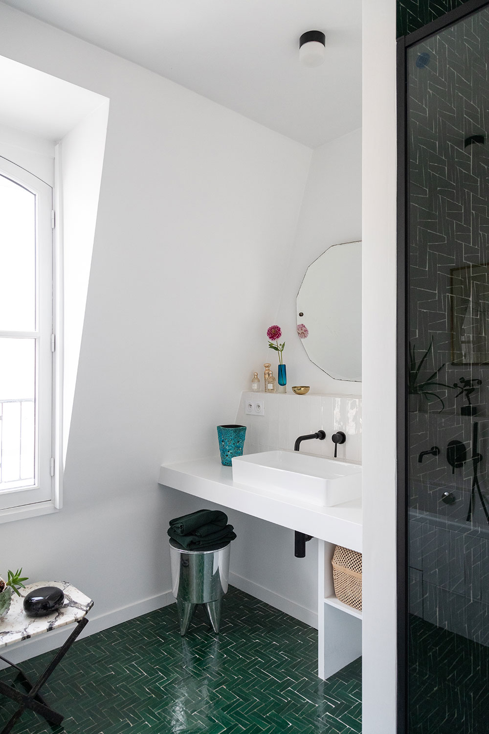 巴黎白色公寓 | 明亮装饰与绿色厨房的巧妙融合-12