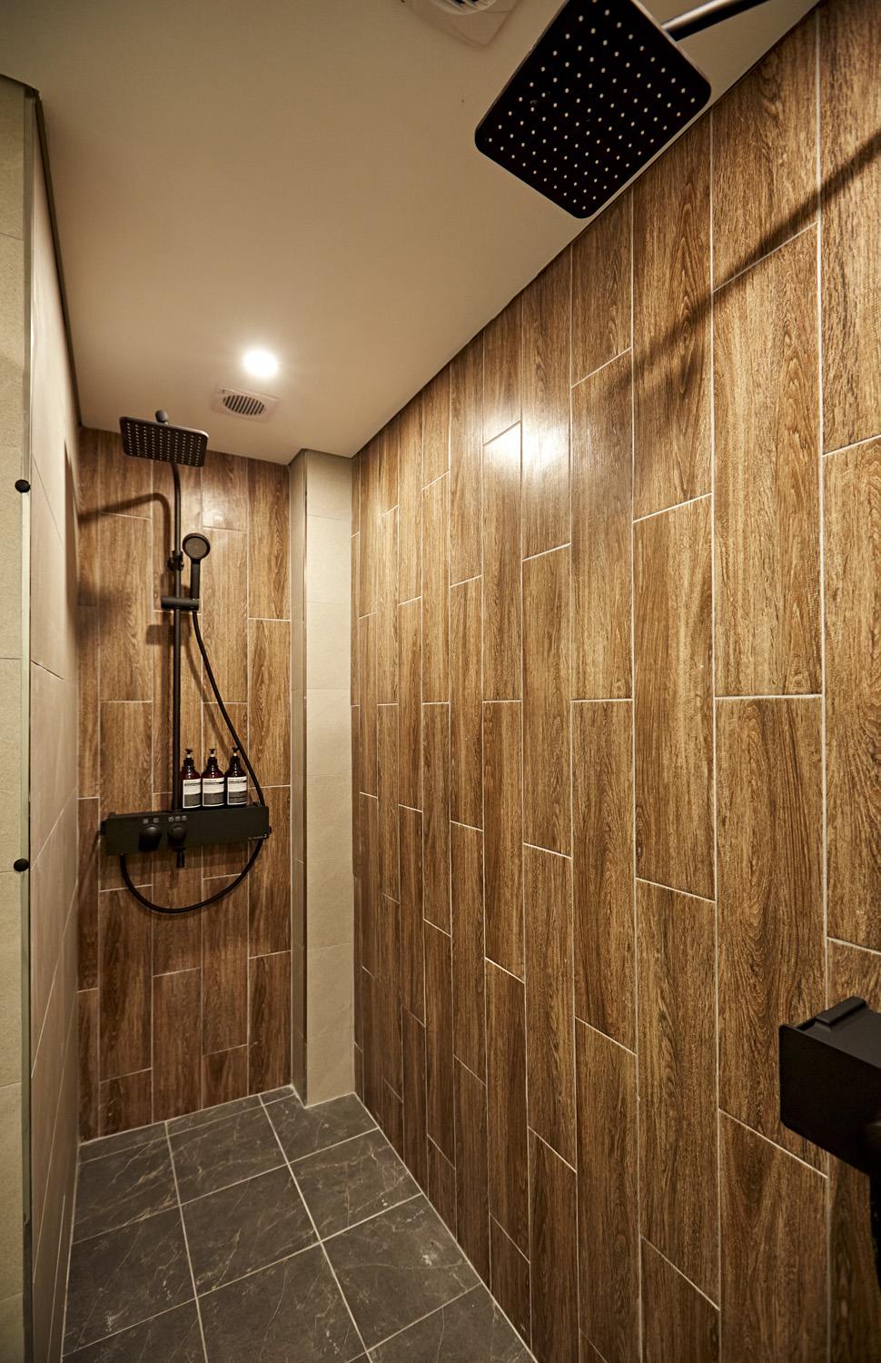 20 平米极简生活，原木风打造温馨小窝-17