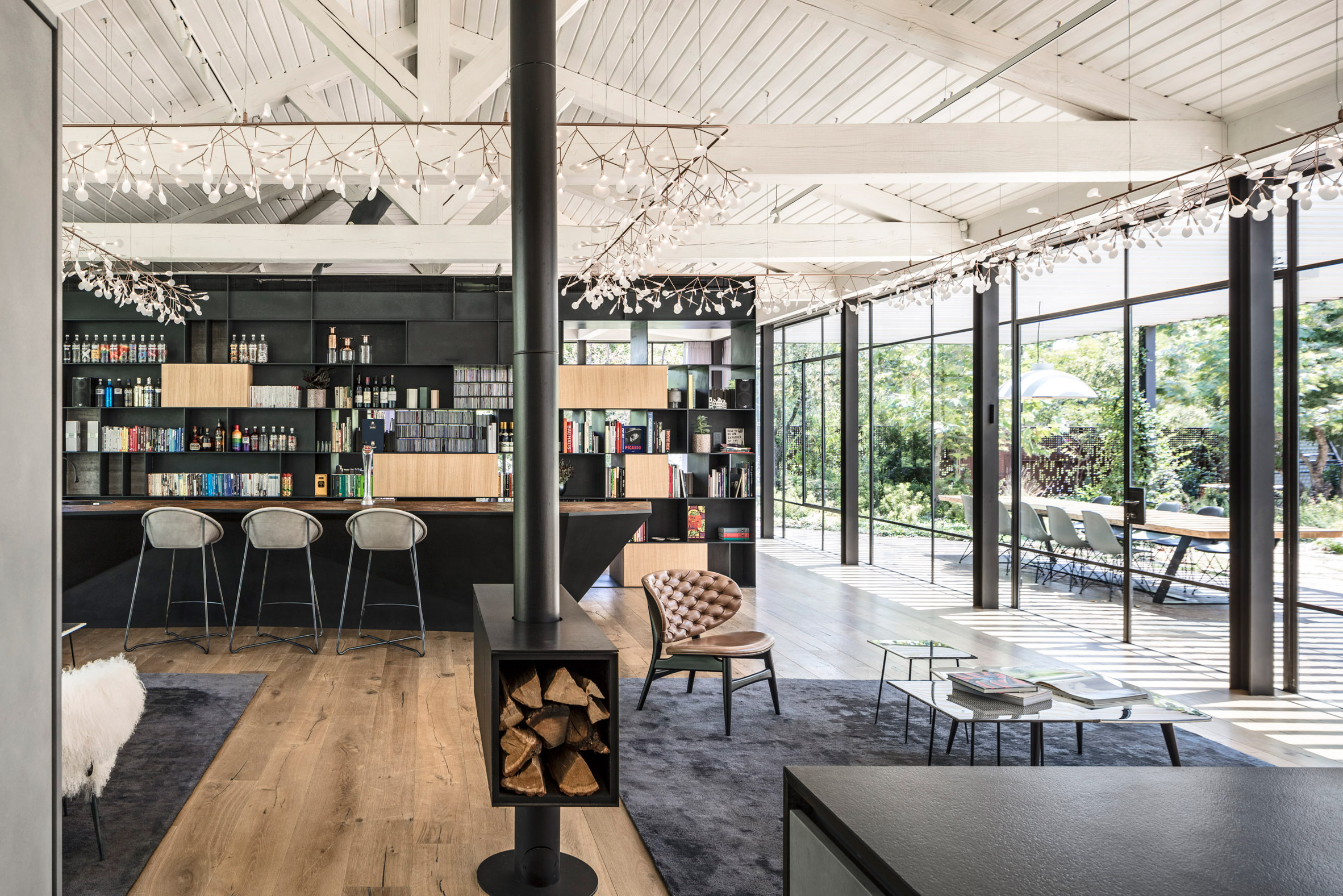 Glass walls and covered walkways intertwine Israeli house and garden-14