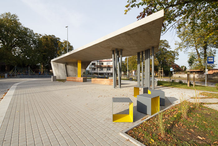 瓦韦尔尼察的乡村广场-0