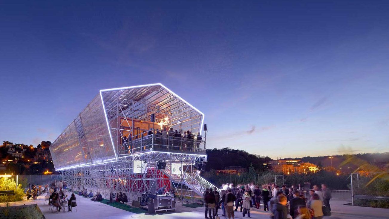 岛上的大桌子（因信息有限，该翻译是按字面意思直译为岛上的大桌子，若结合更具体语境，可能存在其他更适合表述，比如这里 tables 也可能有引申含义如大餐桌大型会议桌等，但根据当前原文只能给出此翻译） 丨法国巴黎-12