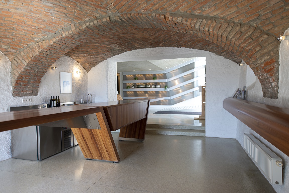 奥地利酒庄 Sattlerhof 销售空间设计丨umdasch Store Makers-6