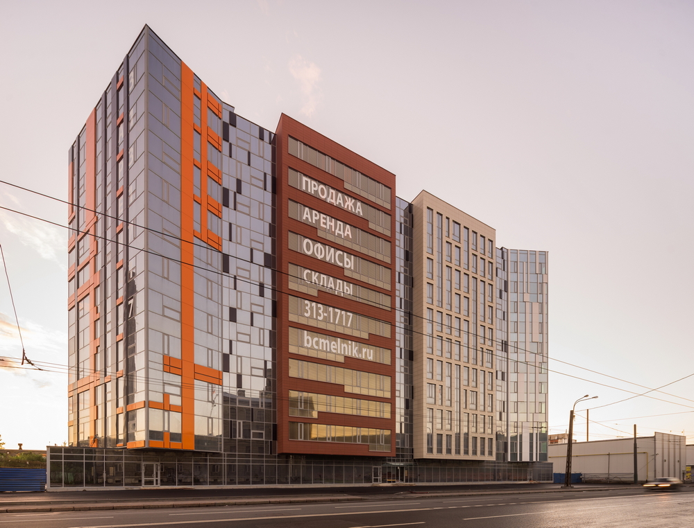 彩色玻璃构建的办公大楼-22