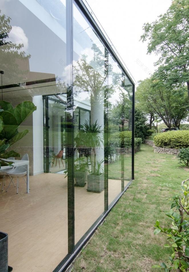 光影穿梭的现代宅院-12