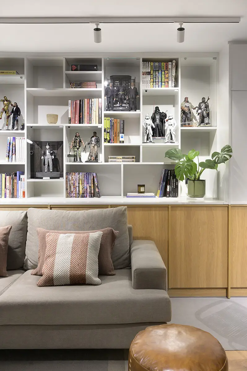 黑色图书馆墙设计，52m2 公寓变身超英雄收藏之家-4