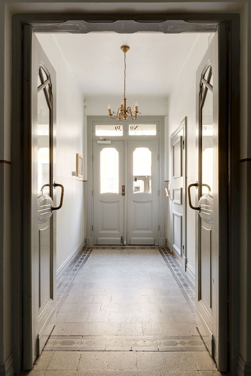 瑞典古典建筑中的温馨现代设计-26