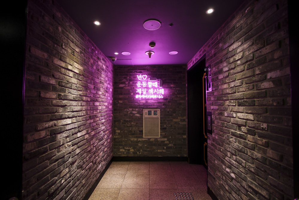 极简黑白色调 打造现代健身中心-8