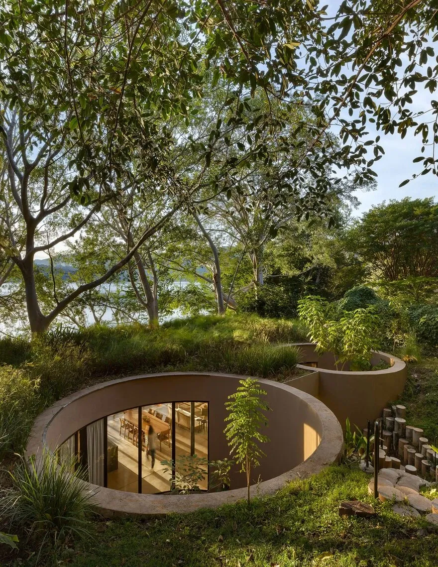 Дом с зеленой крышей и вековыми деревьями: экологичный проект MCxA Group-1