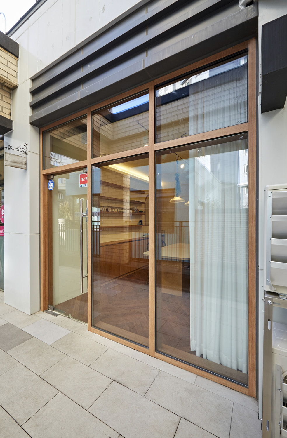 温馨舒适 | 白色木纹打造 8 平米浴室的极简奢华-14