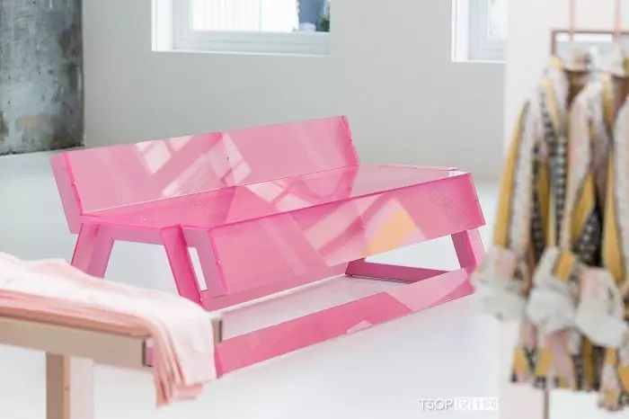 由不同颜色的塑料打造ESPRIT弹出店-22