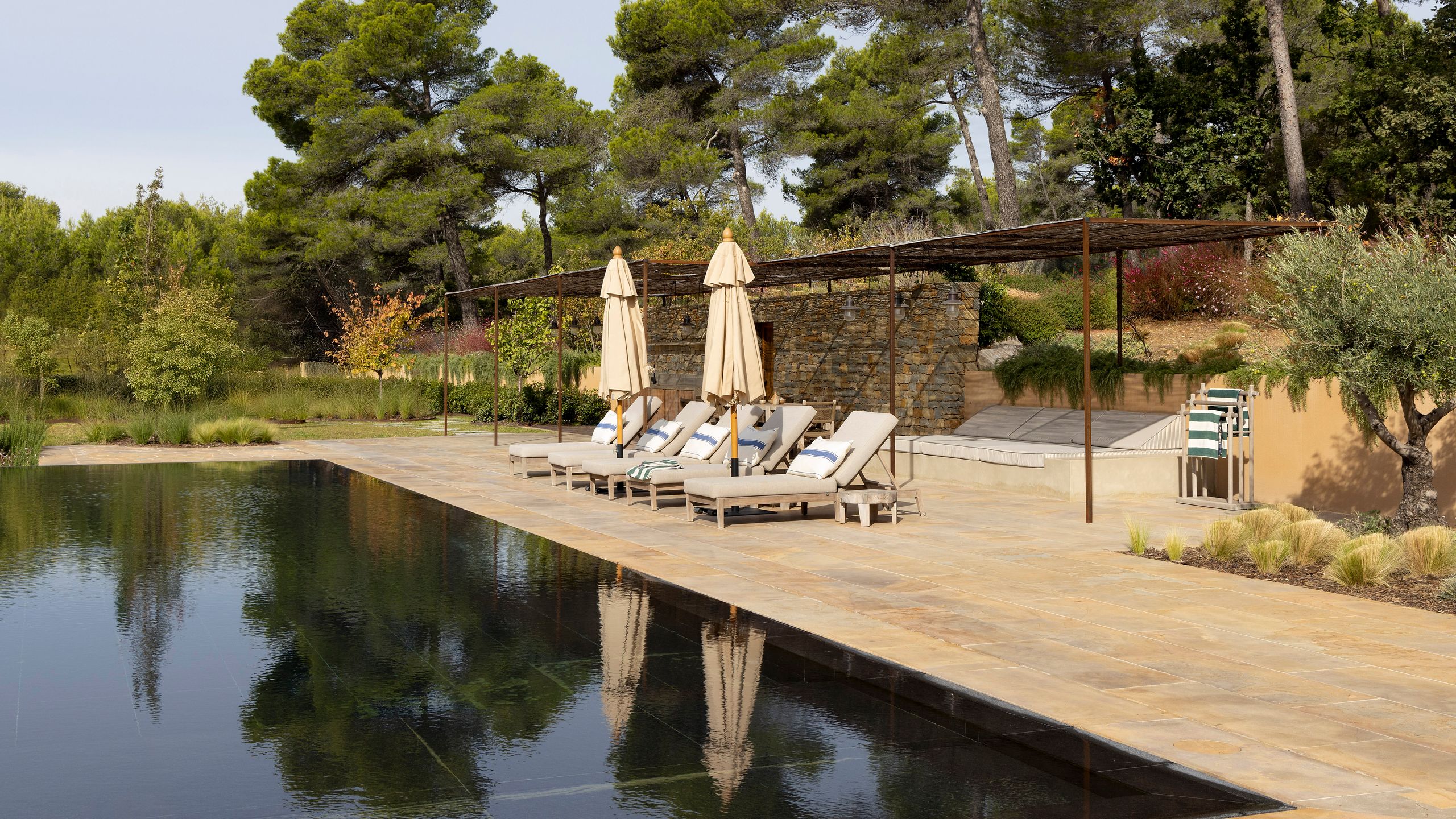 普罗旺斯带镜面泳池的别墅丨法国艾克斯丨Delphine Sauvaget,Vincent Gillier-3