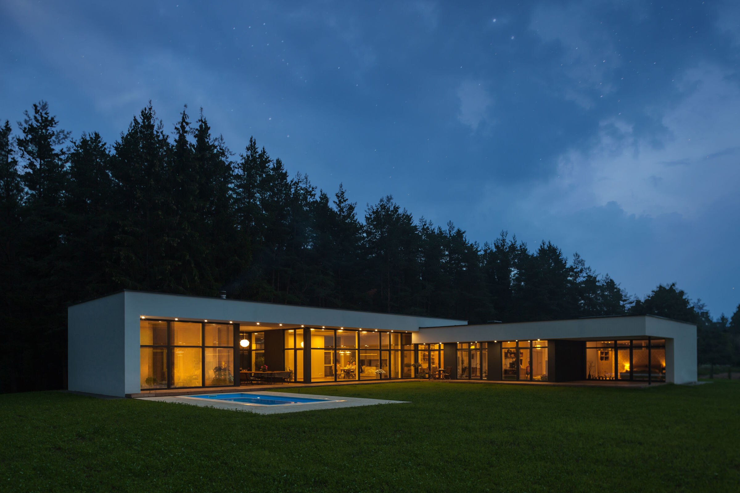 森林中的现代私密别墅-12