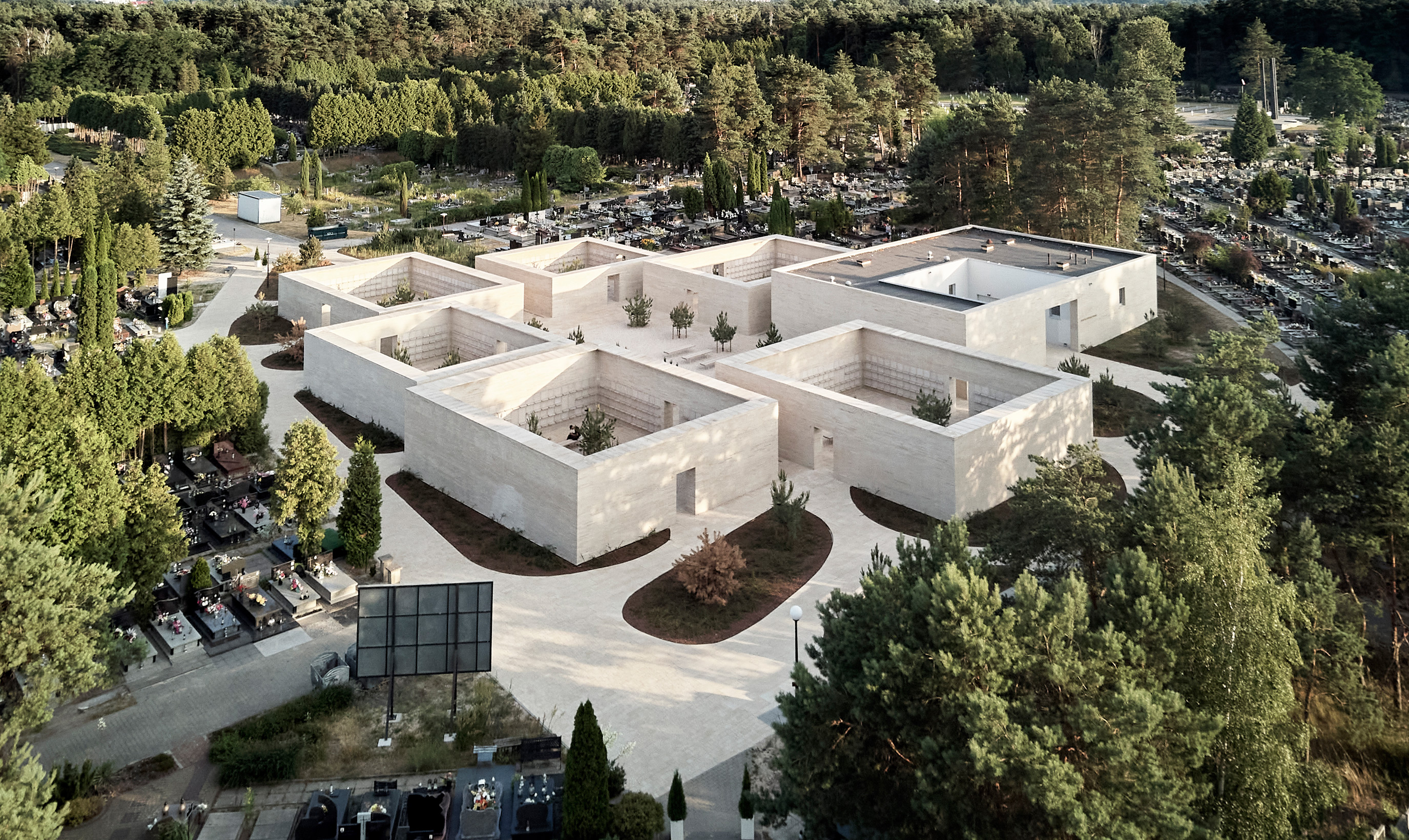 Complejo de columbarios en el cementerio municipal de Radom-0