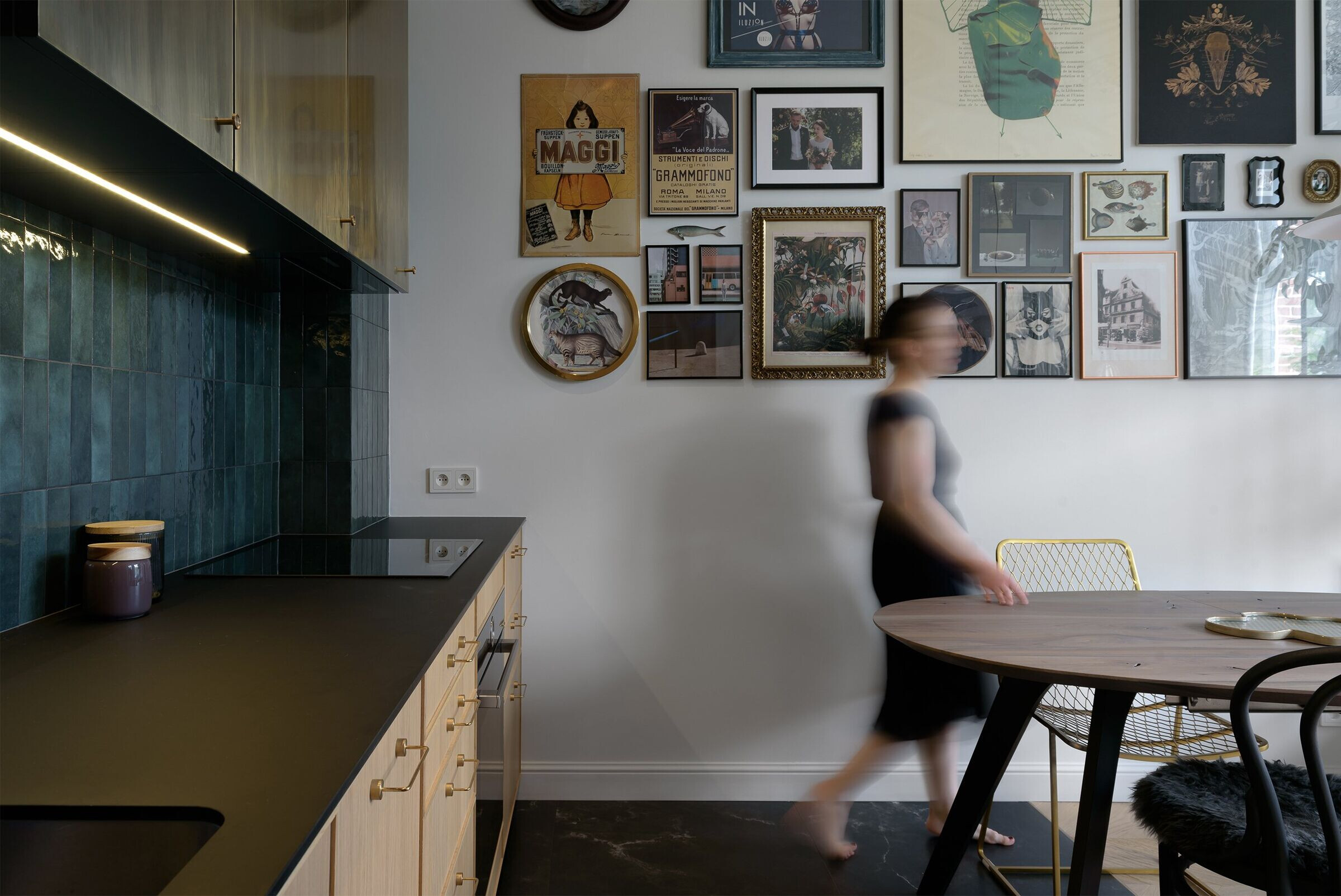 波兰历史建筑中的现代绿意空间-31