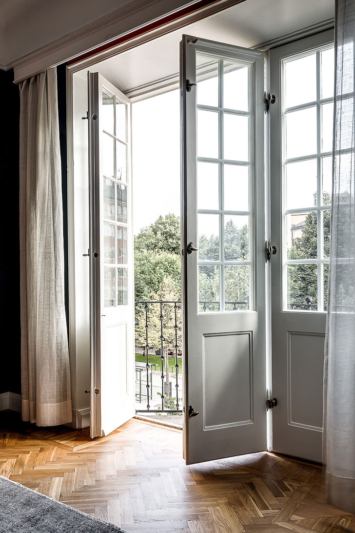 斯德哥尔摩黑色公寓里的活力花卉墙纸-8