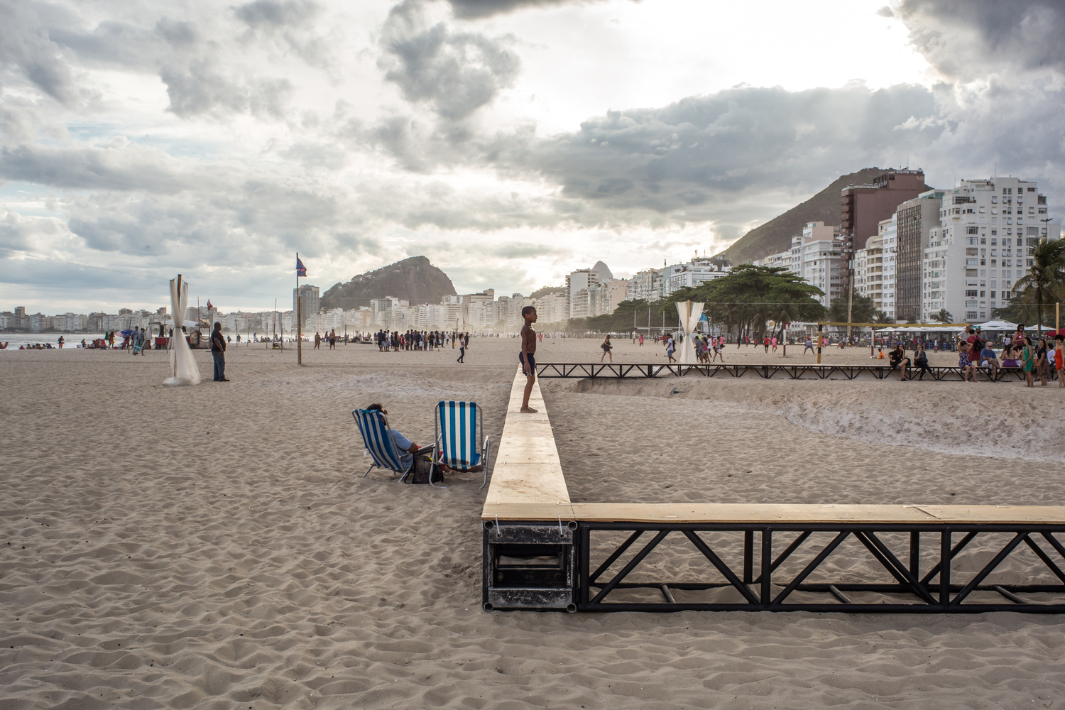 巴西海滩与时间的装置-11
