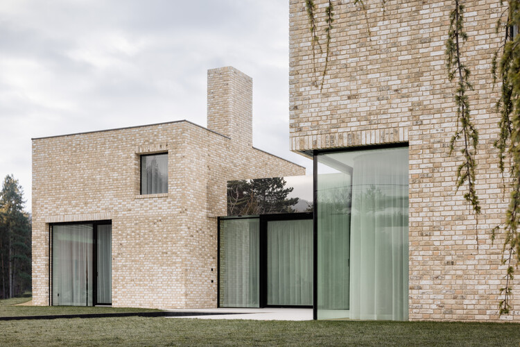 砖石之家 · 融合自然与现代的斯洛伐克家庭住宅丨斯洛伐克布拉迪斯拉发丨ARCHITEKTI mikulaj & mikulajova-18