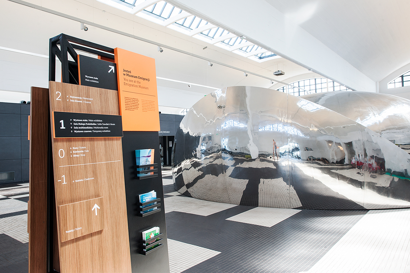 波波兰移民博物馆的导视设计-0
