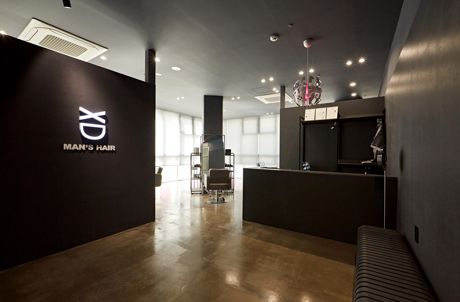 22 平现代男性美容室 | 黑白色调的精致空间-3