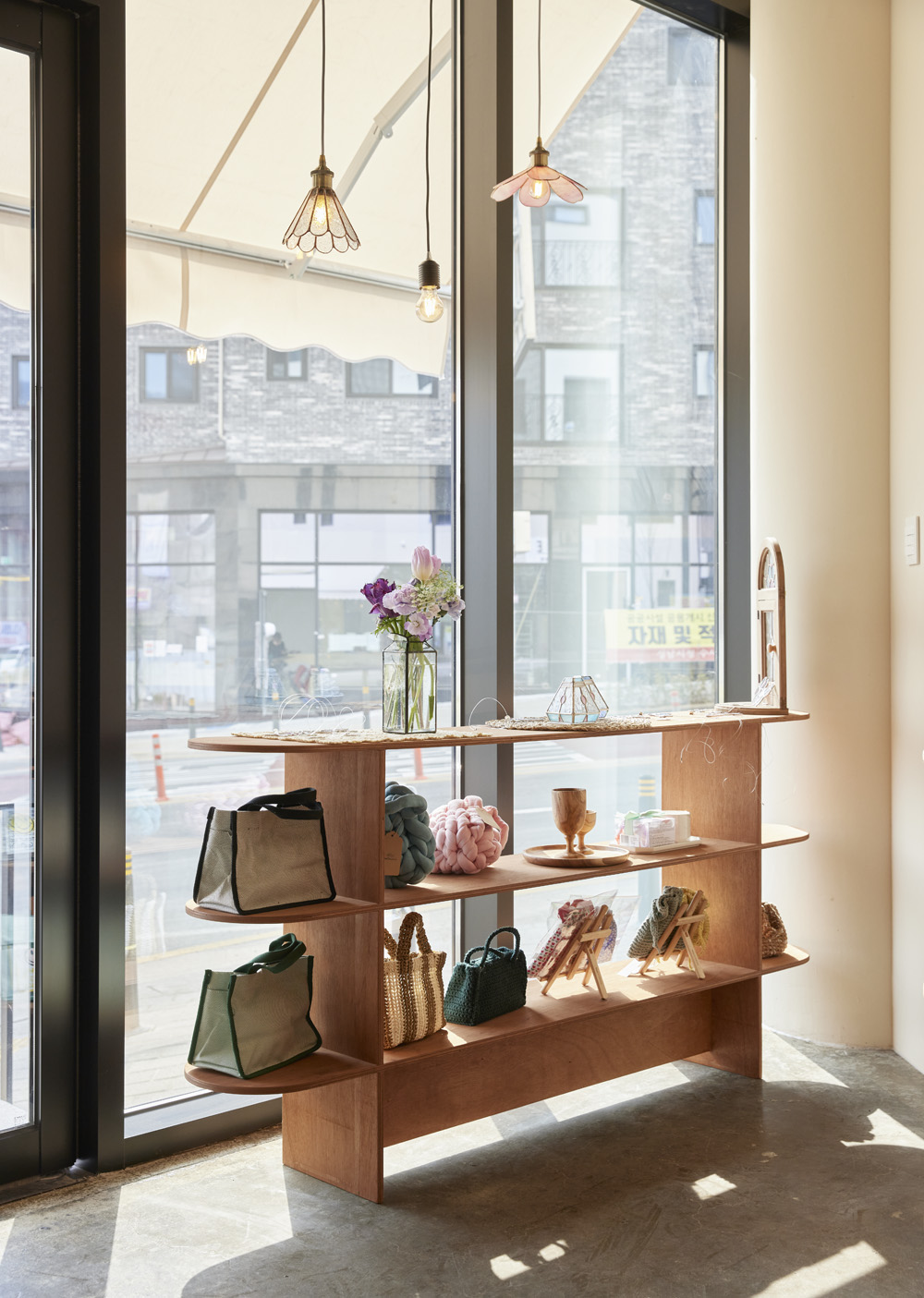 白色与木色交融，打造宁静舒适的室内空间-12