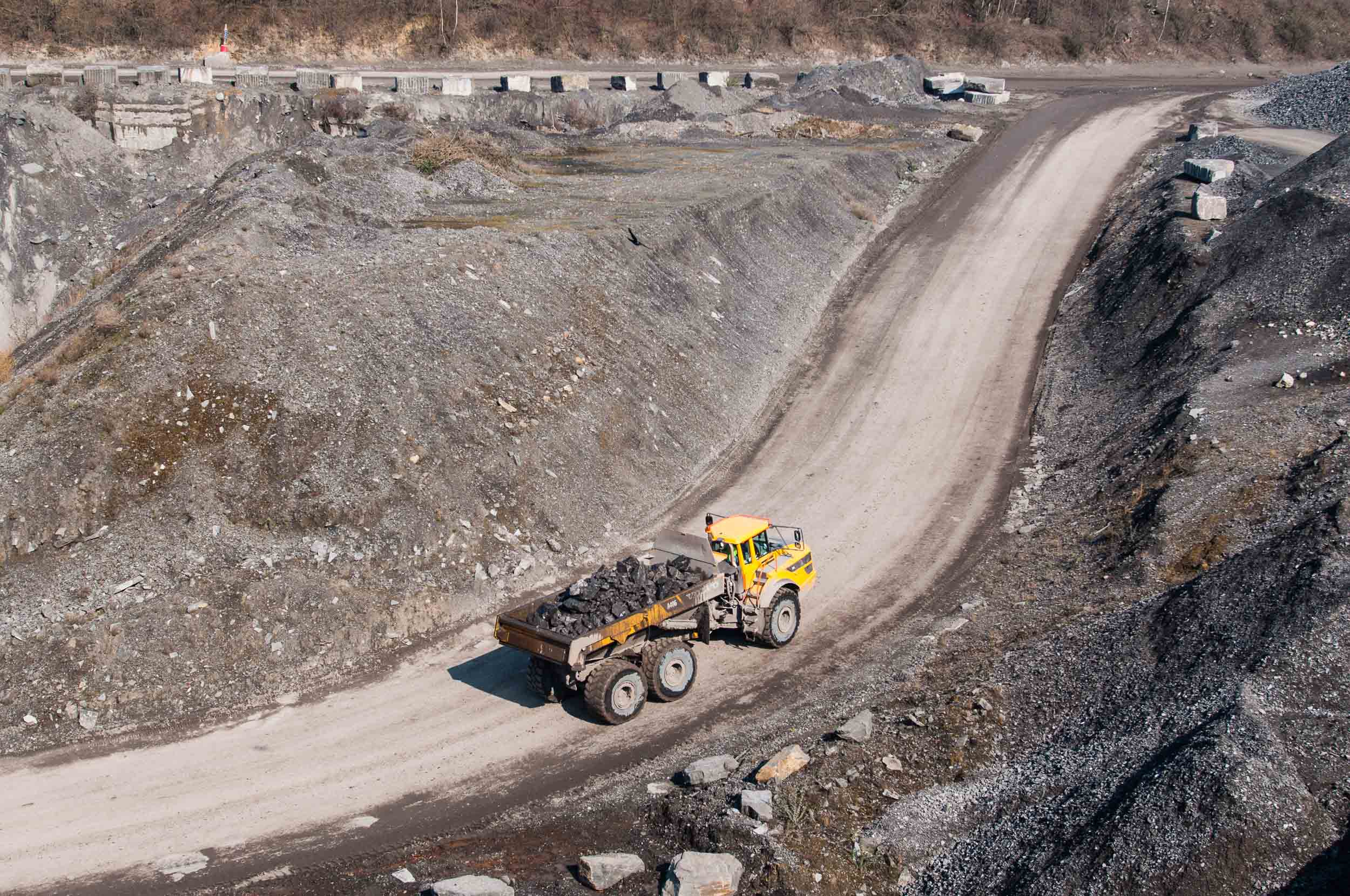 采石场·朱利安·卡雷德罗

注：Julien Carretero 一般是人名，按常见音译规则翻译为朱利安·卡雷德罗；Quarry 常见释义为采石场，若此处有特定含义，但因缺乏更多背景信息暂按常见义翻译 丨比利时埃诺-37