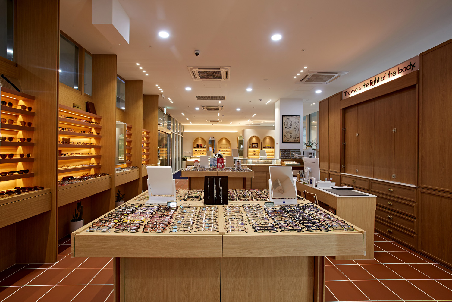 照明点睛之笔 | 高级眼镜店室内设计-7