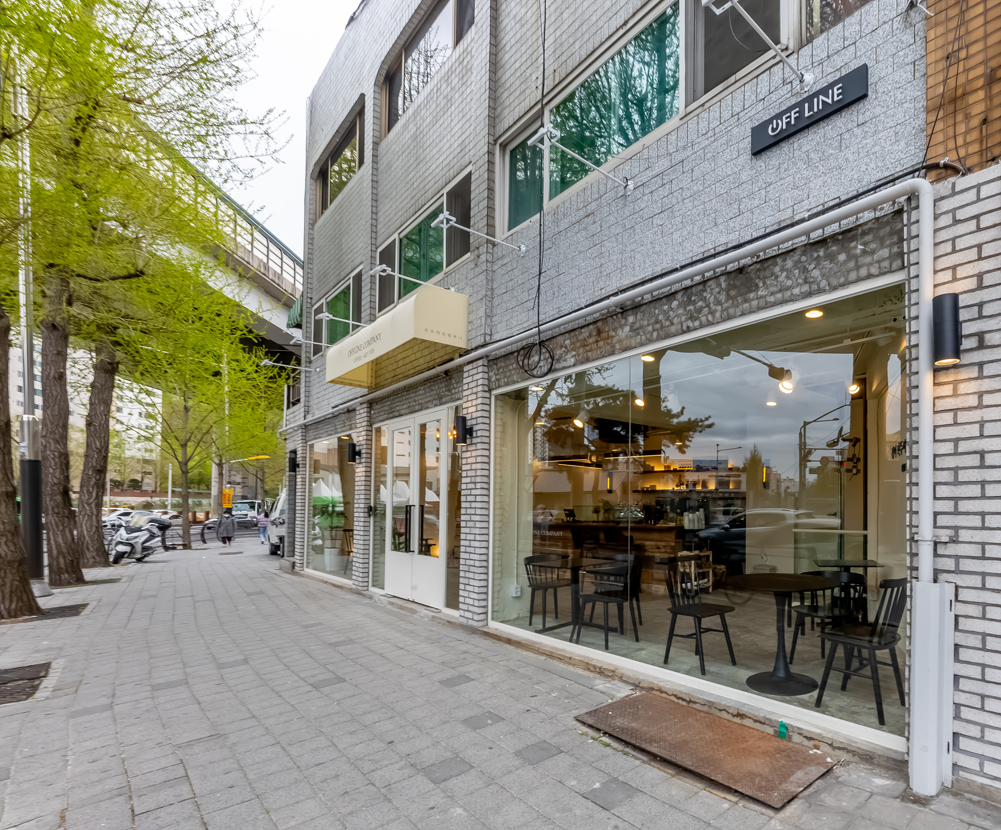 40 平米极简咖啡厅 | 白色与木质的完美融合-3