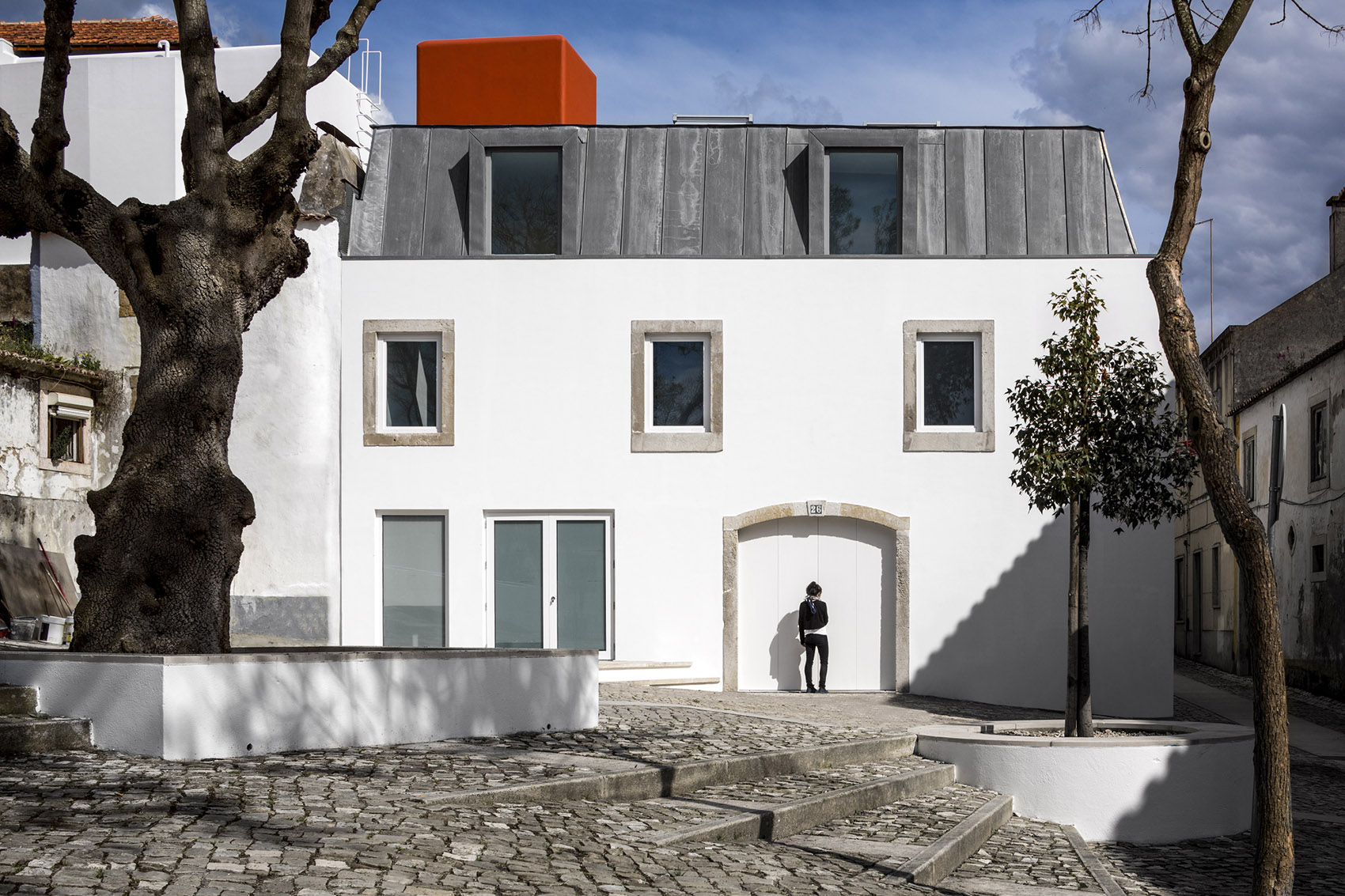 融于老城景观的文化艺术中心 / Pedro Gadanho + CVDB Arquitectos-2