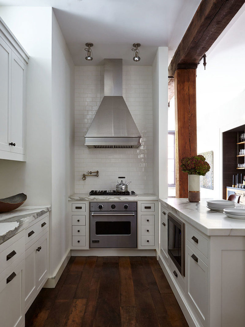 纽约独特工业风复式公寓 | 木梁与吊椅的别致搭配-9