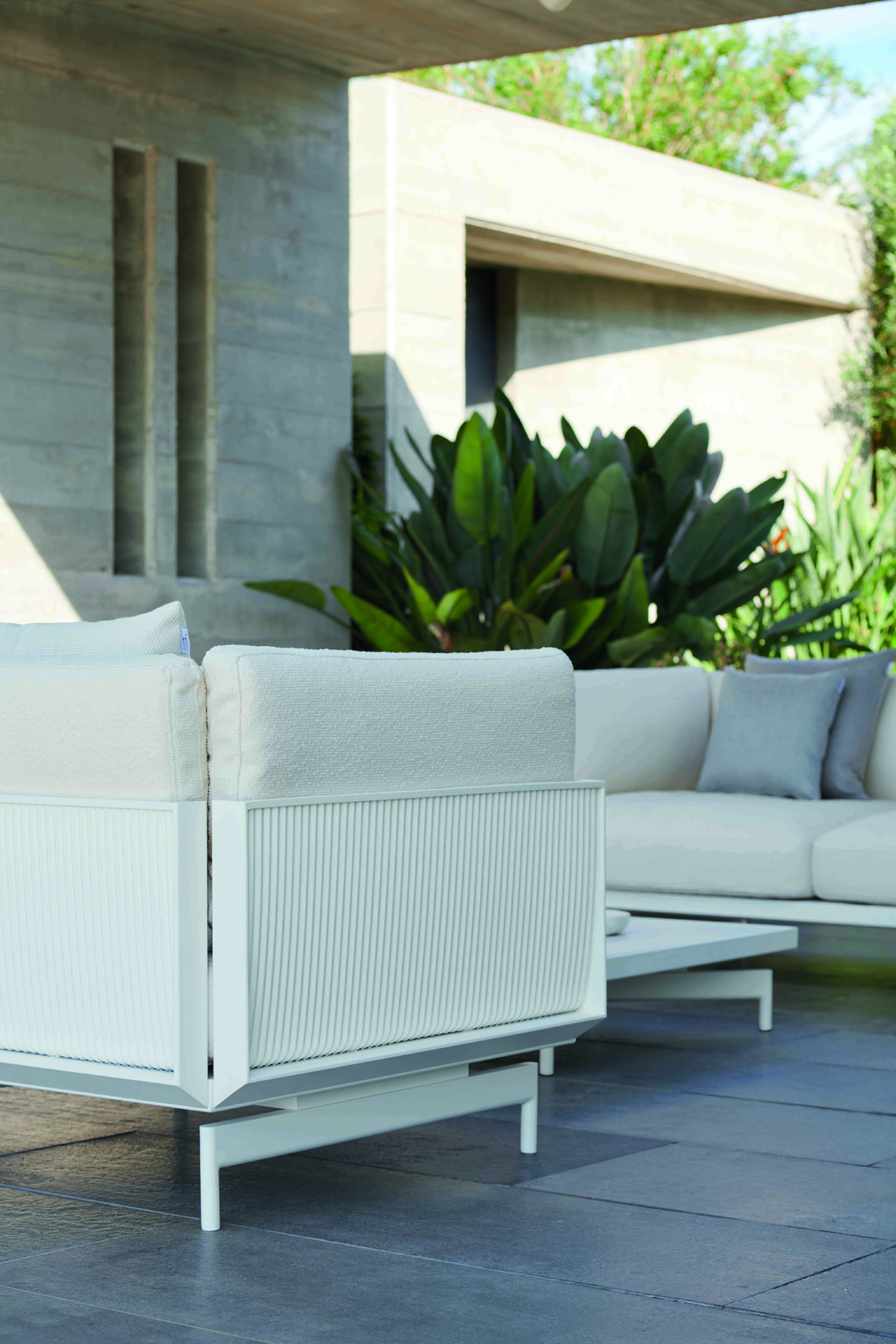 融合之美 | Nichetto 设计的 ONDE 户外家具系列-5