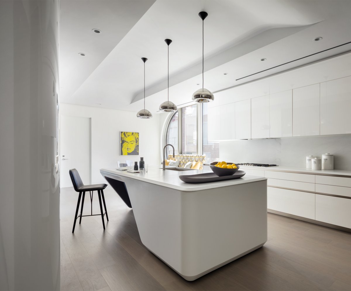 Eric Cohler 设计纽约豪华公寓，弯曲沙发诠释侘寂美学-6