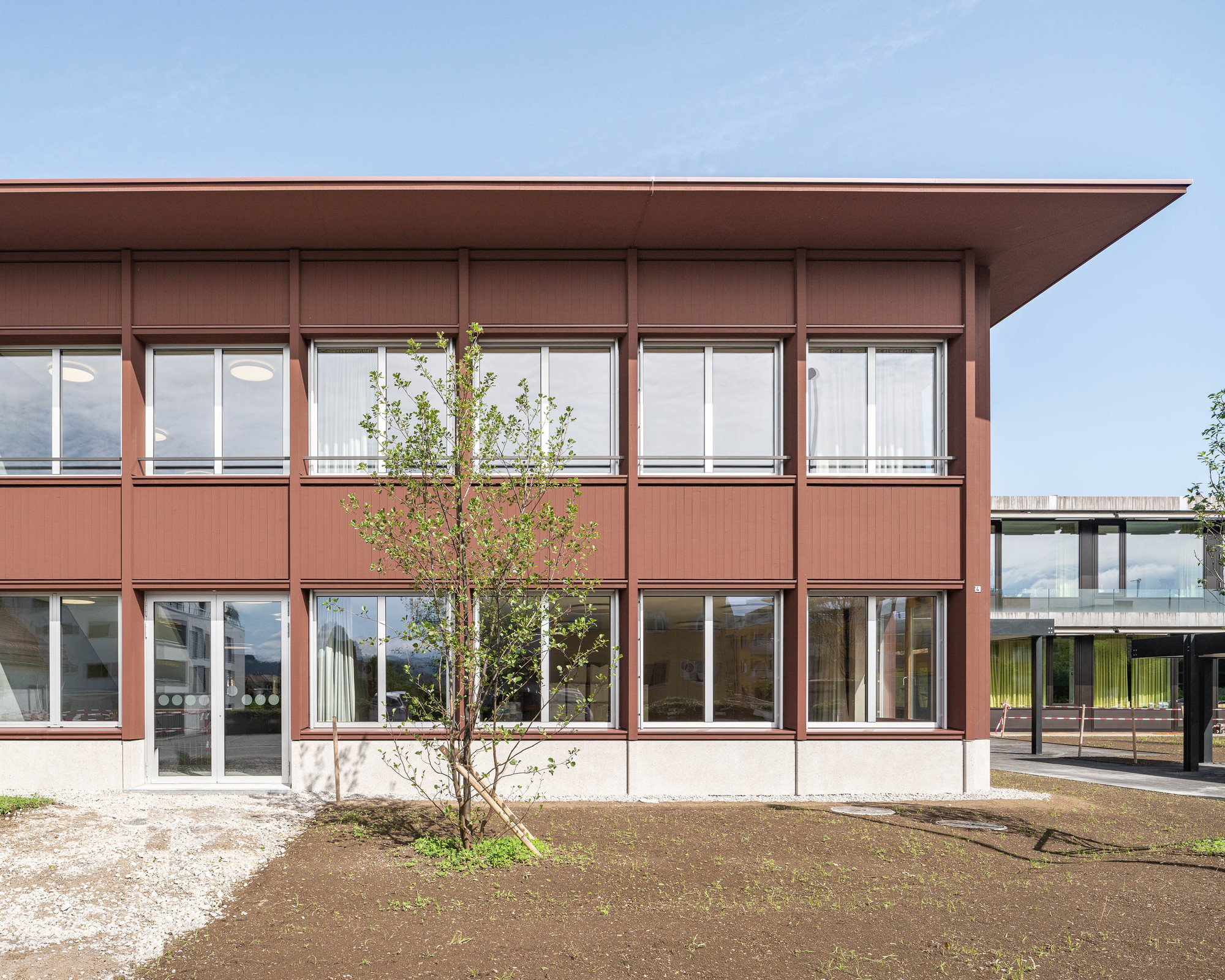 瑞士 Bazenheid 小学教育建筑，灵活教学空间与自然主题户外设施-3