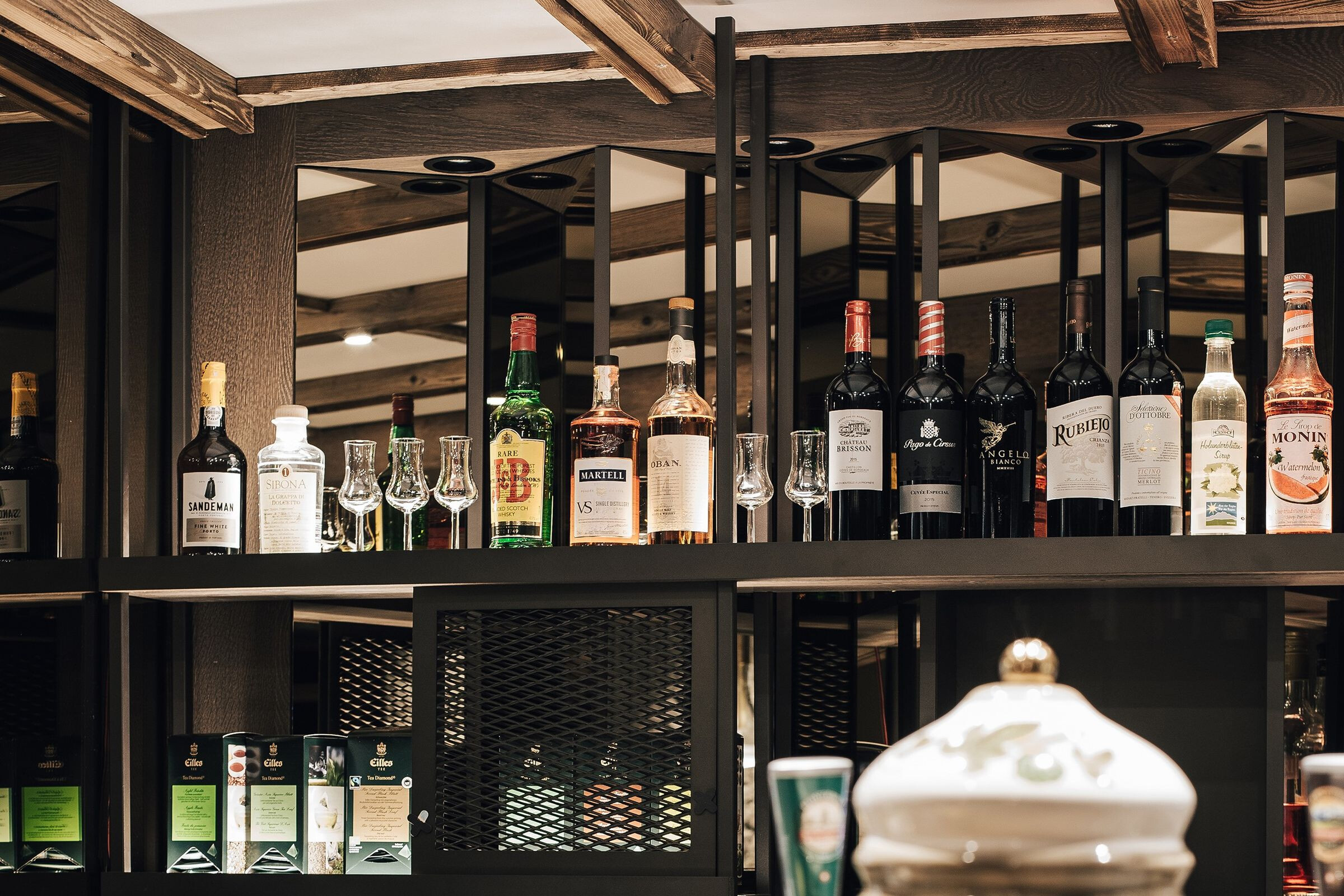 COCC· and coherent 打造瑞士圣加仑老城区温馨酒馆-40